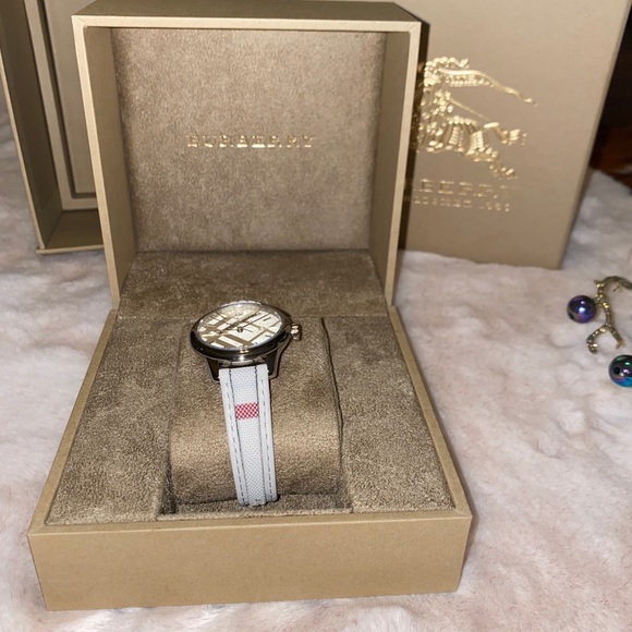 Burberry Watch NWT - Picture 1 of 6